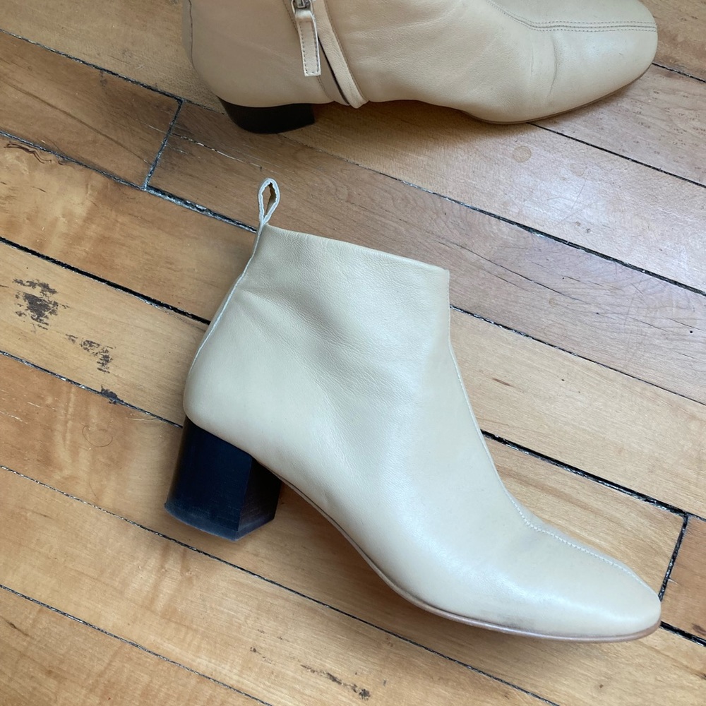 COPY - Everlane size 7, Day Glove boot in Ecru. Worn 3-4x only.